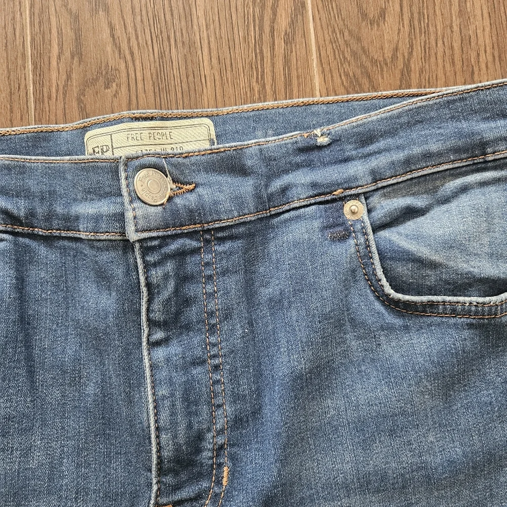 Free People Shark Bite Distressed High Rise Skinny Jeans Size 31R - Picture 3 of 10